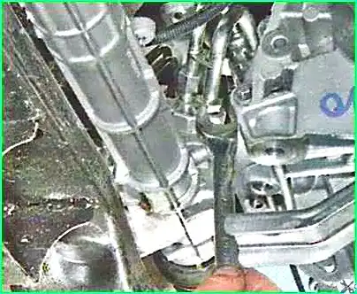 Desmontaje e instalación del mecanismo de dirección Lada Largus