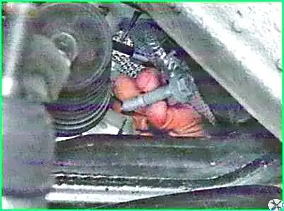 Desmontaje e instalación del mecanismo de dirección Lada Largus