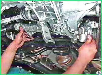 Desmontaje e instalación del mecanismo de dirección Lada Largus