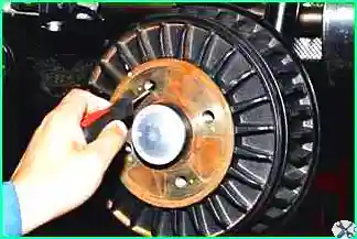 How to replace the rear brake pads Lada Largus