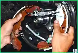 How to replace the rear brake pads of a Lada Largus