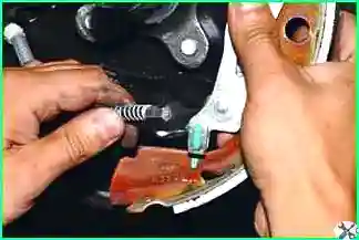 How to replace the rear brake pads of a Lada Largus