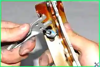 How to replace rear brake pads Lada Largus