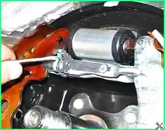 How to replace the rear brake pads of a Lada Largus