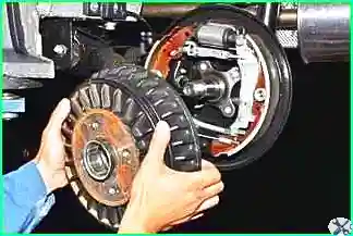 How to replace the rear brake pads Lada Largus