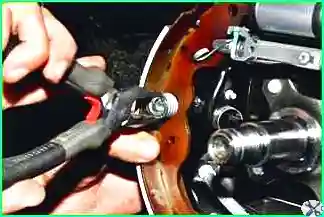 How to replace the rear brake pads on a Lada Largus