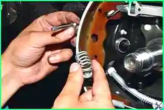How to replace the rear brake pads of a Lada Largus