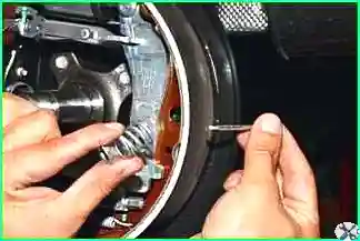 How to replace the rear brake pads of a Lada Largus