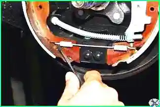 How to replace the rear brake pads of a Lada Largus