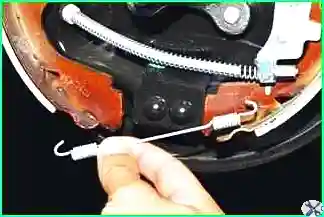 How to replace the rear brake pads of a Lada Largus