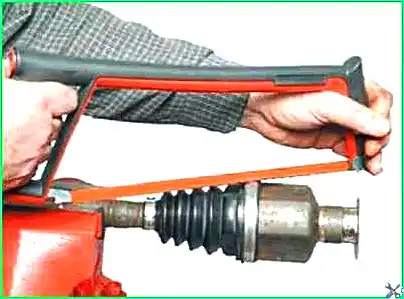 Replacing the boot of the inner joint of the right wheel drive