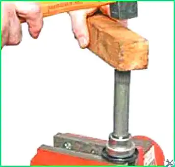 Replacing the boot and bearing of the inner joint of the left wheel drive