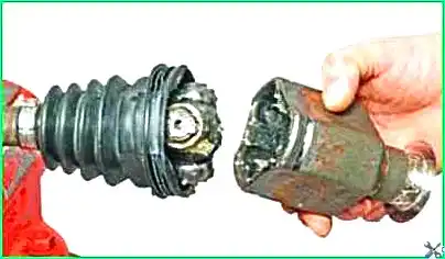 Replacing the boot of the inner joint of the right wheel drive