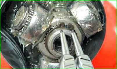 Замена пыльника внутреннего шарнира привода правого колеса