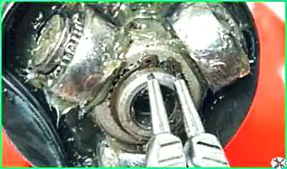 Replacing the boot of the inner joint of the right wheel drive