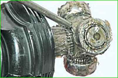Замена пыльника внутреннего шарнира привода правого колеса