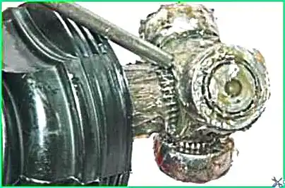 Replacing the boot of the inner joint of the right wheel drive