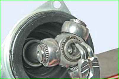 Замена пыльника и подшипника внутреннего шарнира привода левого колеса