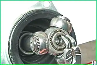 Replacing the boot and bearing of the inner joint of the left wheel drive