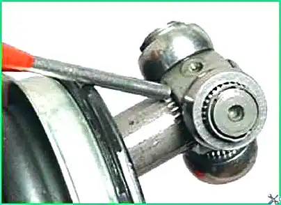 Replacing the boot and bearing of the inner joint of the left wheel drive