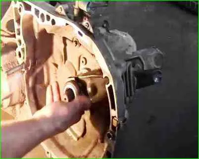 How to replace the clutch of a Lada Largus car with a JH3 gearbox