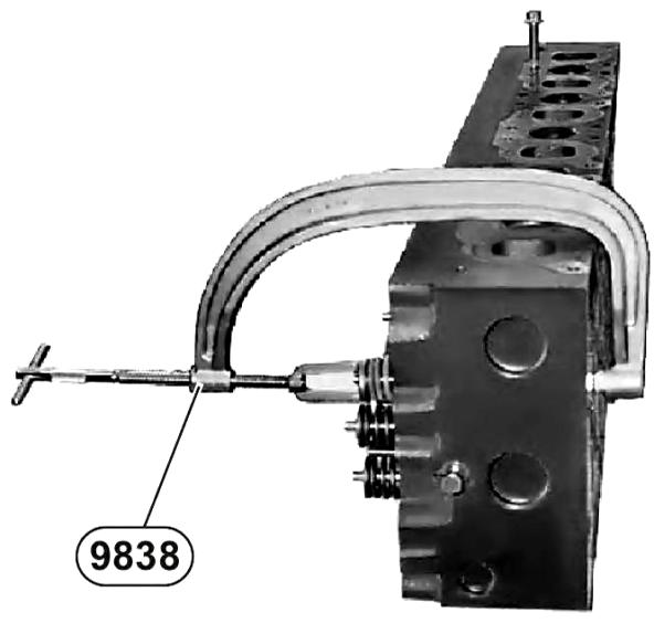 Снятие клапанов головки блока цилиндров ЯМЗ-650