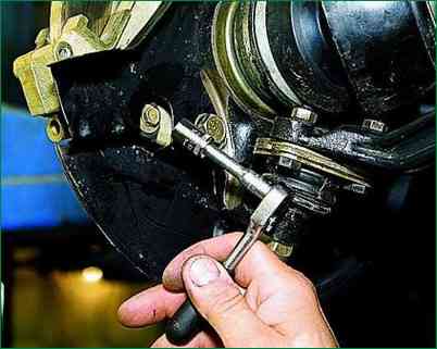 Как ремонтировать тормозной механизм переднего колеса Нива Шевроле