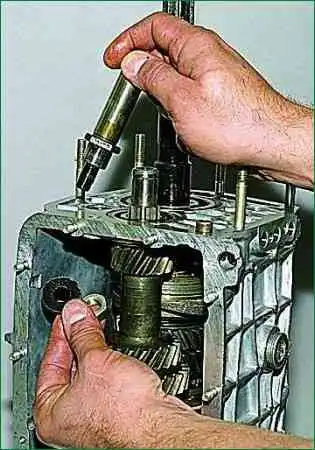Reparación de una caja de cambios de un VAZ-2123