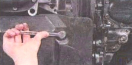 Снятие кожуха и брызговиков двигателя Mitsubishi Lancer