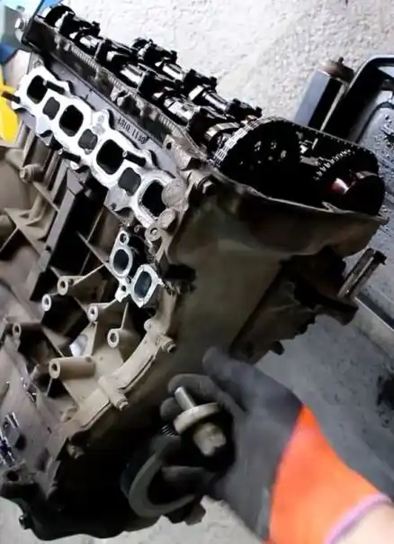 откручиваем болт крепления шкива Замена цепи привода ГРМ двигателя 4B10, 4B11 Mitsubishi Lancer