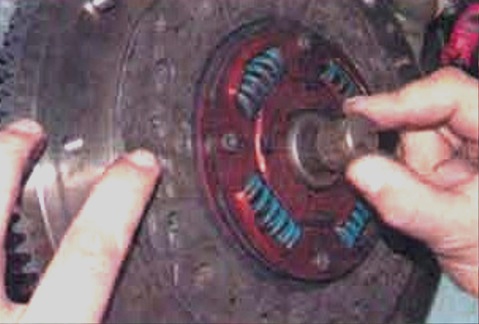 Как заменить диски сцепления автомобиля Mitsubishi Lancer