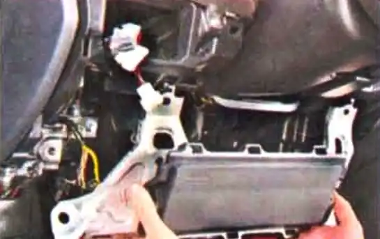 Снятие и установка главного цилиндра гидропривода выключения сцепления Снятие и установка главного цилиндра гидропривода выключения сцепления