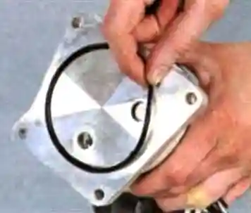 снимаем уплотнительное кольцо Замена фильтра жидкости вариатора Mitsubishi Lancer