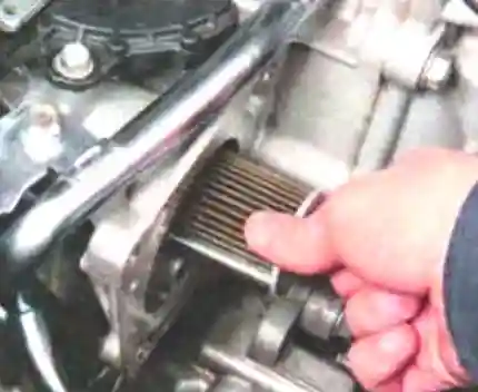 извлекаем фильтр вариатора Замена фильтра жидкости вариатора Mitsubishi Lancer
