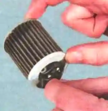 извлекаем прокладку фильтра Замена фильтра жидкости вариатора Mitsubishi Lancer