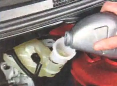 Замена рабочей жидкости гидропривода сцепления и прокачка сцепления Замена рабочей жидкости гидропривода сцепления и прокачка сцепления