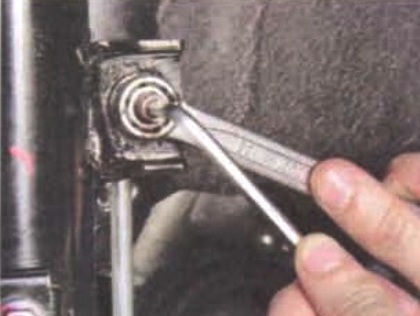 Снятие и установка приводов передних колес Mitsubishi Lancer