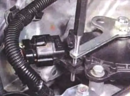 Снятие и установка коробки передач автомобиля Mitsubishi Lancer