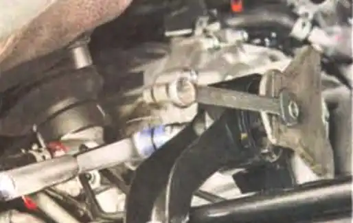 Снятие и установка коробки передач автомобиля Mitsubishi Lancer