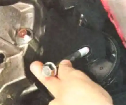 Снятие и установка коробки передач автомобиля Mitsubishi Lancer