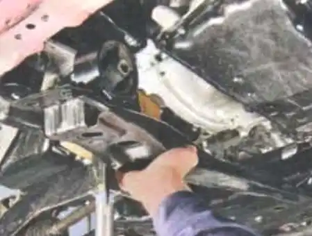 Снятие и установка коробки передач автомобиля Mitsubishi Lancer