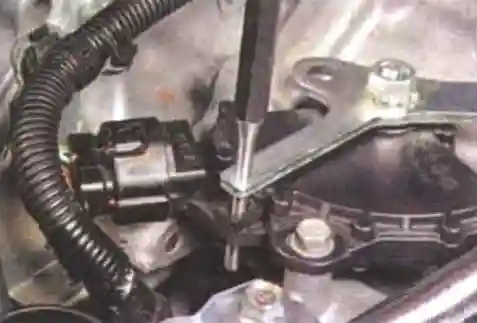 Снятие и установка троса привода вариатором Mitsubishi Lancer