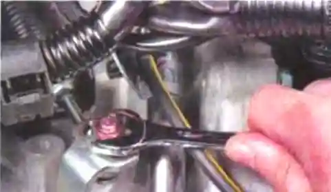 Снятие и установка троса привода вариатором Mitsubishi Lancer