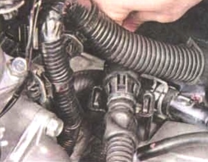 Снятие и установка троса привода вариатором Mitsubishi Lancer