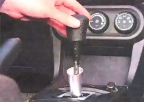 Снятие и установка троса привода вариатором Mitsubishi Lancer