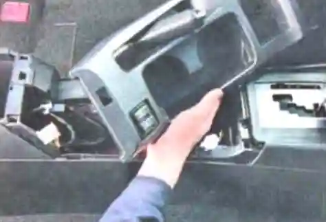 Снятие и установка троса привода вариатором Mitsubishi Lancer