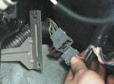 Отсоедините колодку жгута проводов панели приборов, расположенную в районе педали 