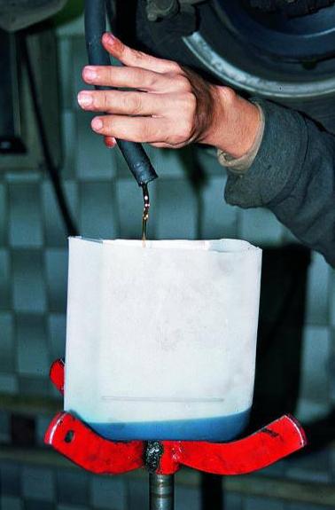  Sustitución del fluido de trabajo (aceite) y el filtro de dirección asistida GAZ-3110