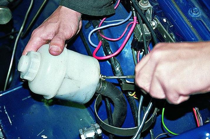  Austausch der Arbeitsflüssigkeit (Öl) und des Servolenkungsfilters GAZ-3110