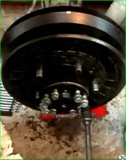 Снятие и установка колодок заднего колеса Снятие и установка колодок заднего колеса